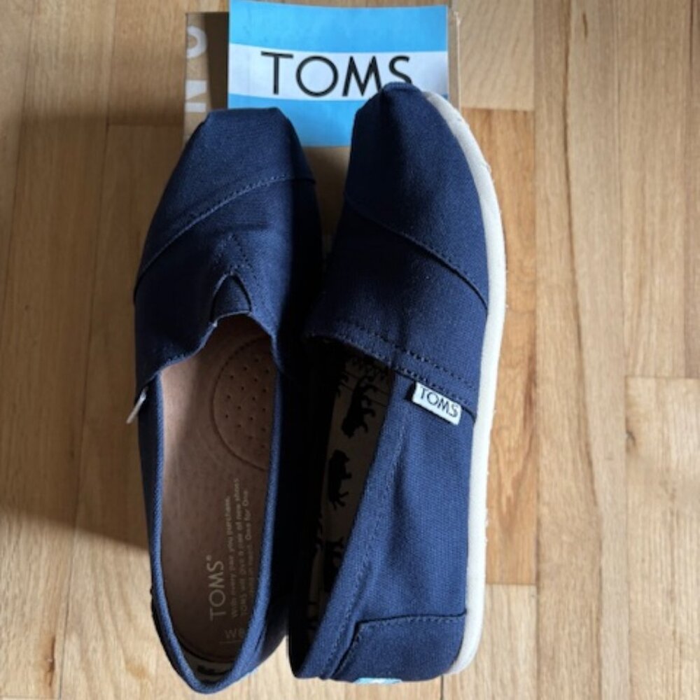 TOMS Classic Navy Canvas Shoe Size 8   Great Condition!